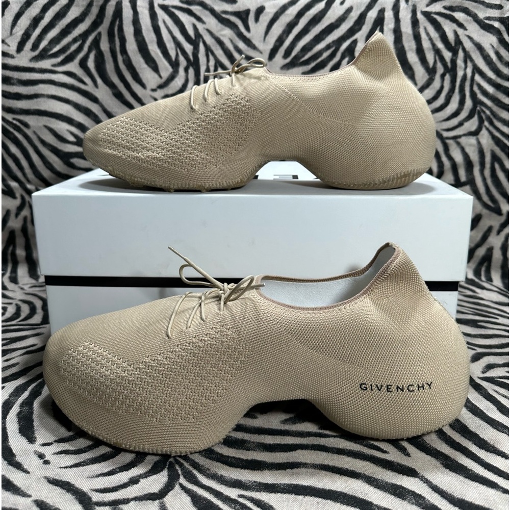 GIVENCHY